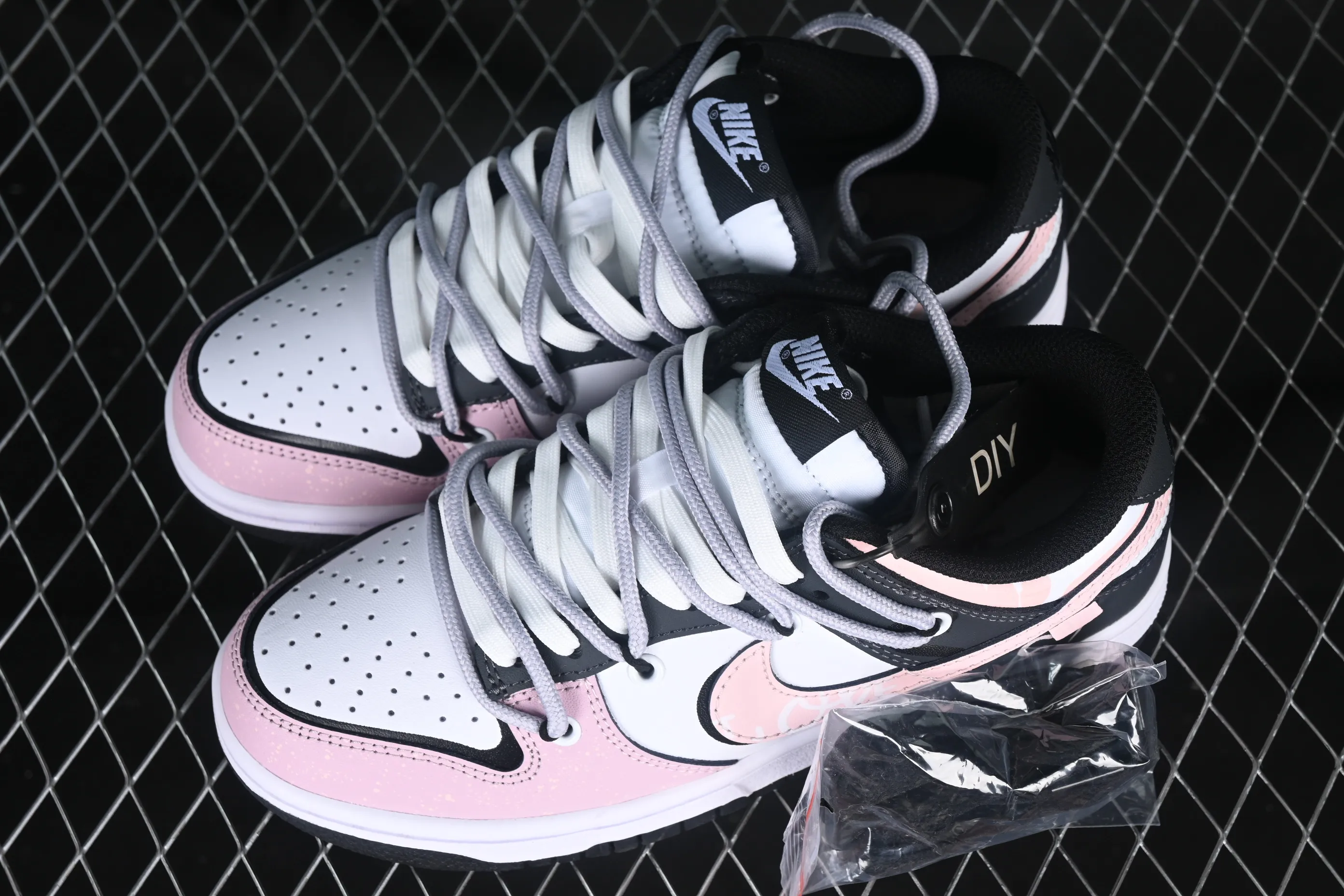 All categories Nk SB Dunk series Nk SB Dunk Low low-top sneakers Nk Dunk Low DaVinci custom romantic heartbeat LOVE love love graffiti splash ink SB strap low-top casual sneakers CW1590-100